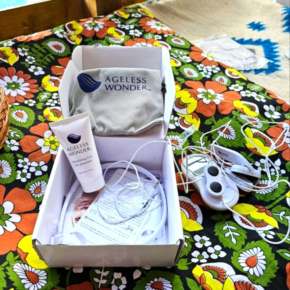 Anti Aging Ageless Wonder Facial Toning And Lifting Device - Picture 2 of 5